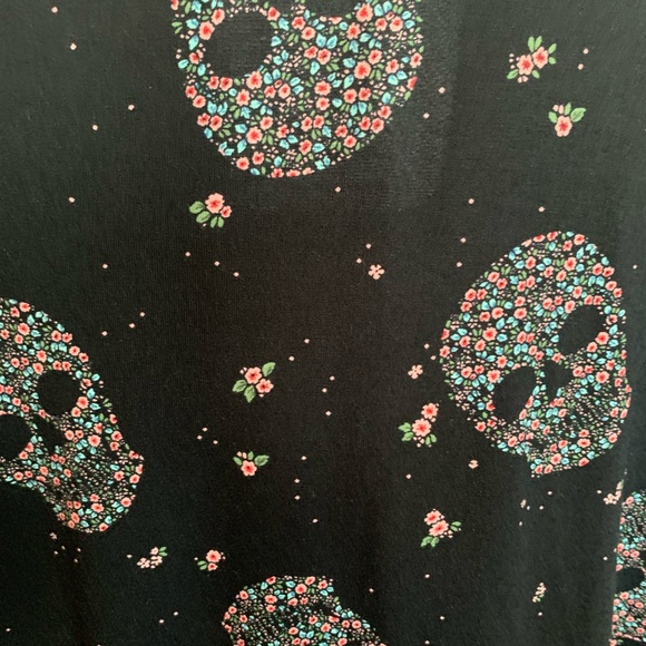 TORRID Super Soft Floral Skull Tee V neck 1X - Picture 2 of 5